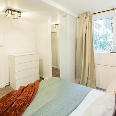 Apartment Bd Kensingtonolympia-newly Renovated 3bed London