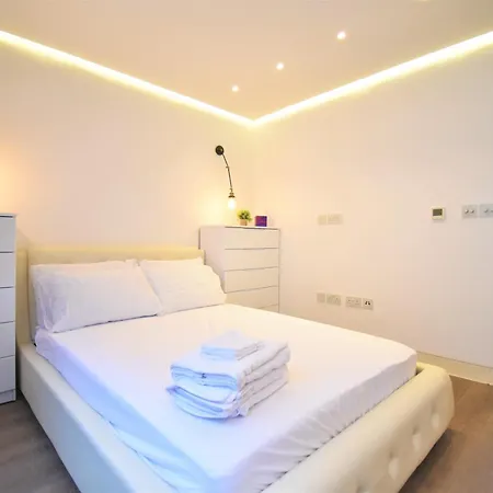 Superb Apartment, Shirland Mews *