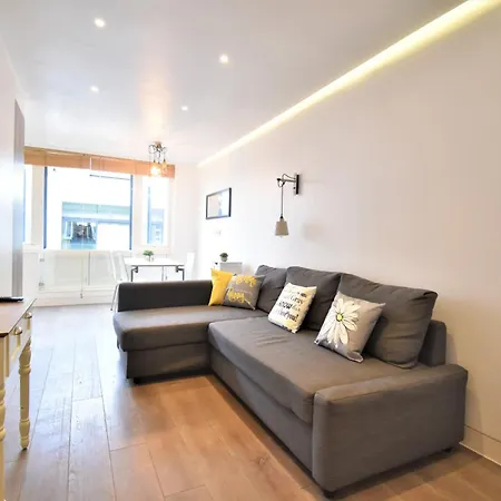 Superb Apartment, Shirland Mews