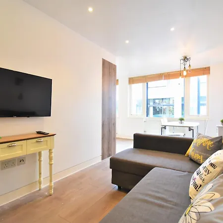 Superb Apartment, Shirland Mews * London