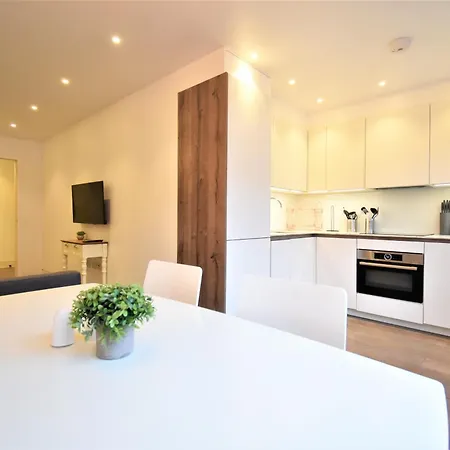 Superb Apartment, Shirland Mews