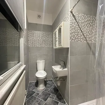 With Private Bathroom And Shared Kitchen * Purley