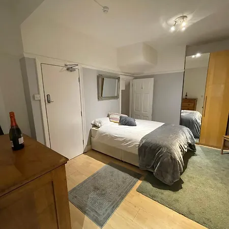 With Private Bathroom And Shared Kitchen *
