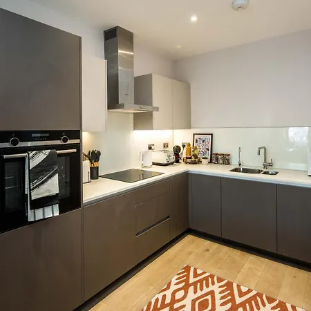 Apartment 16 Minutes Walk To Eye, Shard View And Balcony
