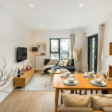 16 Minutes Walk To Eye, Shard View And Balcony Apartment London