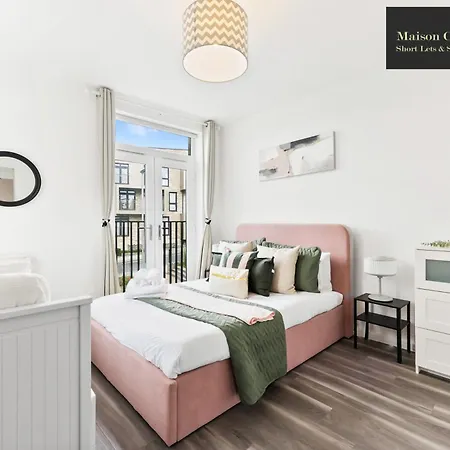 Dollis Valley 3bedroom House Sleeps 8 In London With Free Parking By Maison Christo Short Lets & Serviced Barnet