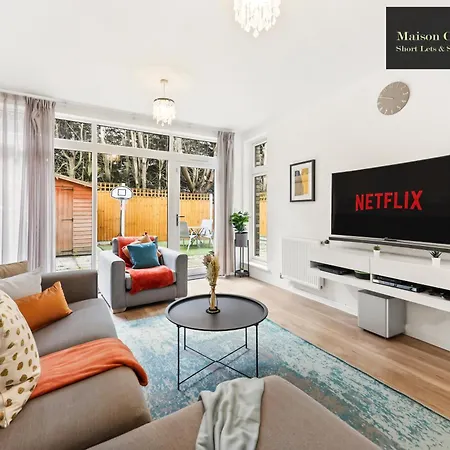 Dollis Valley 3bedroom House Sleeps 8 In London With Free Parking By Maison Christo Short Lets & Serviced * Barnet