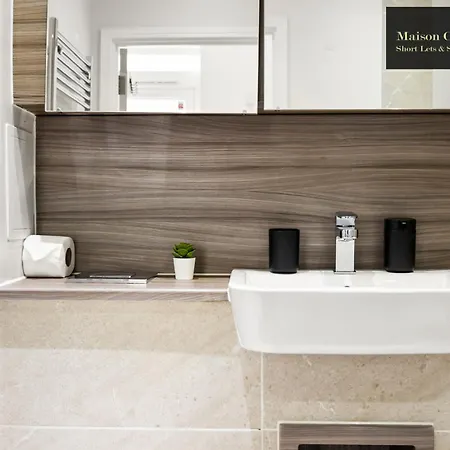 Dollis Valley 3bedroom House Sleeps 8 In London With Free Parking By Maison Christo Short Lets & Serviced Apartment *