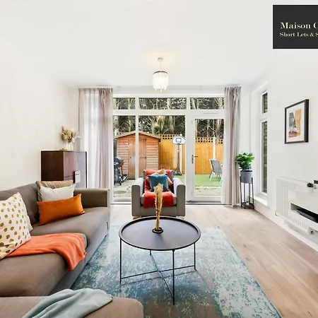 Dollis Valley 3bedroom House Sleeps 8 In London With Free Parking By Maison Christo Short Lets & Serviced * Barnet