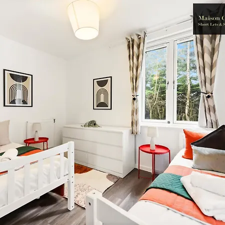 Dollis Valley 3bedroom House Sleeps 8 In London With Free Parking By Maison Christo Short Lets & Serviced Apartment
