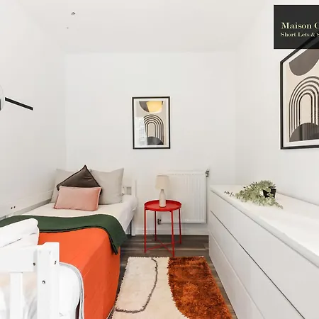 Dollis Valley 3bedroom House Sleeps 8 In London With Free Parking By Maison Christo Short Lets & Serviced Barnet