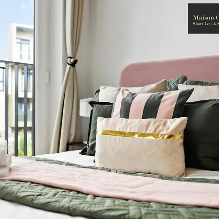 Dollis Valley 3bedroom House Sleeps 8 In London With Free Parking By Maison Christo Short Lets & Serviced
