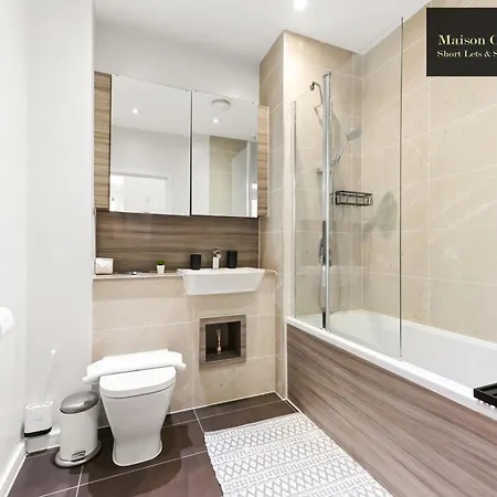 Dollis Valley 3bedroom House Sleeps 8 In London With Free Parking By Maison Christo Short Lets & Serviced *