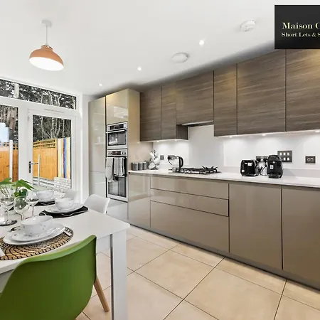 Dollis Valley 3bedroom House Sleeps 8 In London With Free Parking By Maison Christo Short Lets & Serviced Barnet