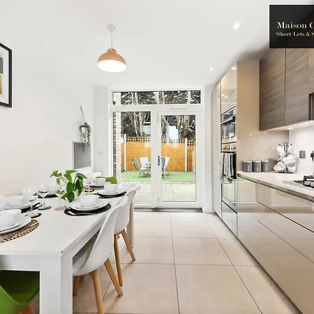 Dollis Valley 3bedroom House Sleeps 8 In London With Free Parking By Maison Christo Short Lets & Serviced Apartment