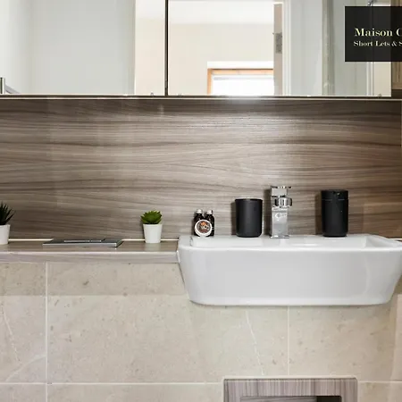 Apartment Dollis Valley 3bedroom House Sleeps 8 In London With Free Parking By Maison Christo Short Lets & Serviced Barnet