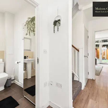 Dollis Valley 3bedroom House Sleeps 8 In London With Free Parking By Maison Christo Short Lets & Serviced *