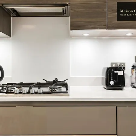 Dollis Valley 3bedroom House Sleeps 8 In London With Free Parking By Maison Christo Short Lets & Serviced