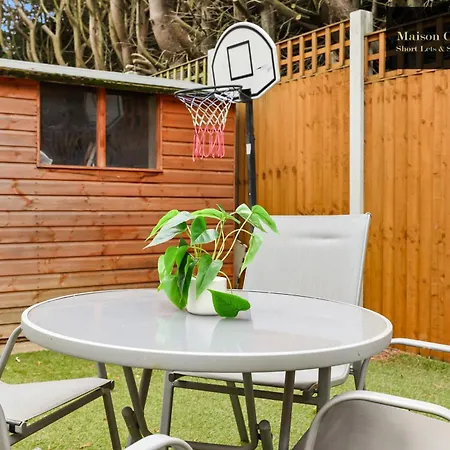 Apartment Dollis Valley 3bedroom House Sleeps 8 In London With Free Parking By Maison Christo Short Lets & Serviced *