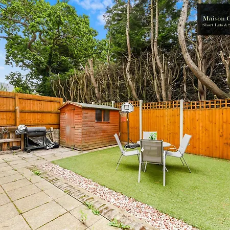 Dollis Valley 3bedroom House Sleeps 8 In London With Free Parking By Maison Christo Short Lets & Serviced Apartment