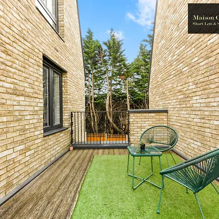 Dollis Valley 3bedroom House Sleeps 8 In London With Free Parking By Maison Christo Short Lets & Serviced Barnet