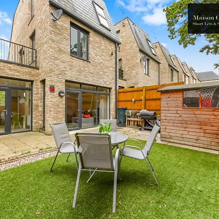 Dollis Valley 3bedroom House Sleeps 8 In London With Free Parking By Maison Christo Short Lets & Serviced