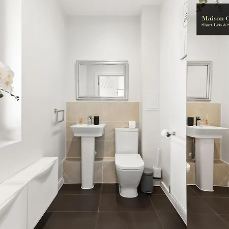 Dollis Valley 3bedroom House Sleeps 8 In London With Free Parking By Maison Christo Short Lets & Serviced Apartment *