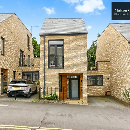 Dollis Valley 3bedroom House Sleeps 8 In London With Free Parking By Maison Christo Short Lets & Serviced Barnet