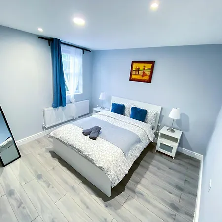 Apartment Spacious 2-bedroom Flat In - F3
