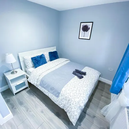 Spacious 2-bedroom Flat In - F3 Apartment London