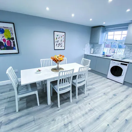 Spacious 2-bedroom Flat In - F3 Apartment London