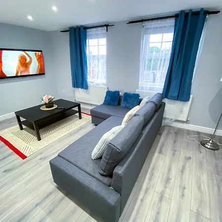 Apartment Spacious 2-bedroom Flat In - F3 London