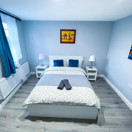 Spacious 2-bedroom Flat In - F3 Apartment