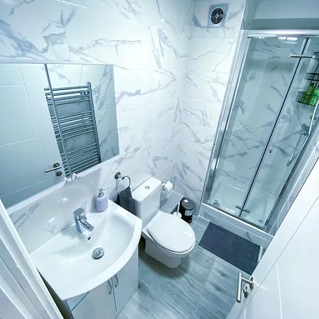 Apartment Spacious 2-bedroom Flat In - F3 *