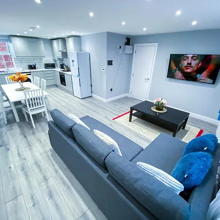Spacious 2-bedroom Flat In - F3 Apartment London