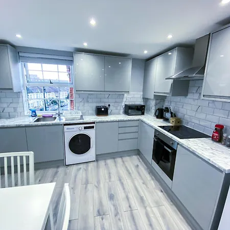 Apartment Spacious 2-bedroom Flat In - F3 *