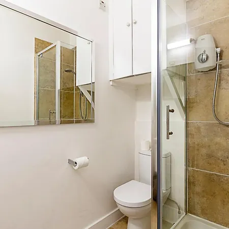 Modern Top-floor Victorian Charm In Kensington