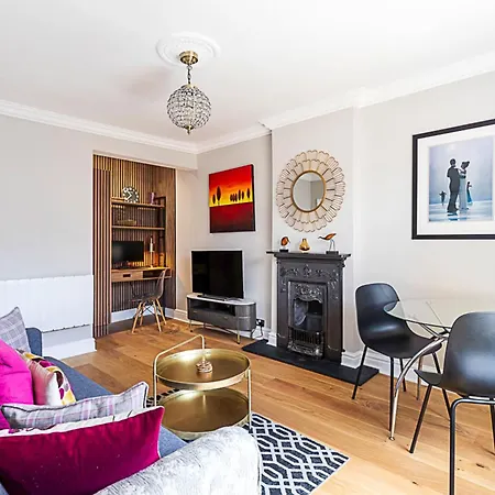 Modern Top-floor Victorian Charm In Kensington Apartment London