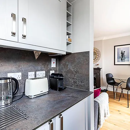 Modern Top-floor Victorian Charm In Kensington *