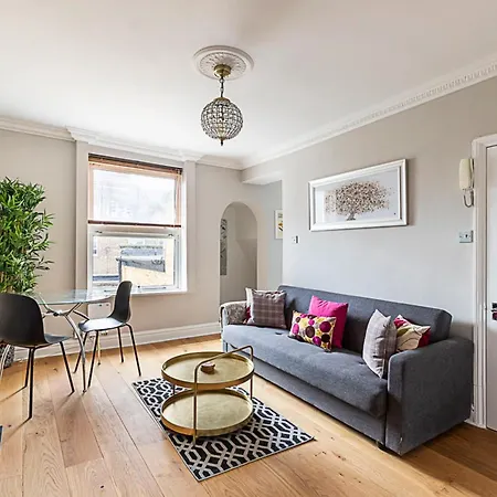 Apartment Modern Top-floor Victorian Charm In Kensington