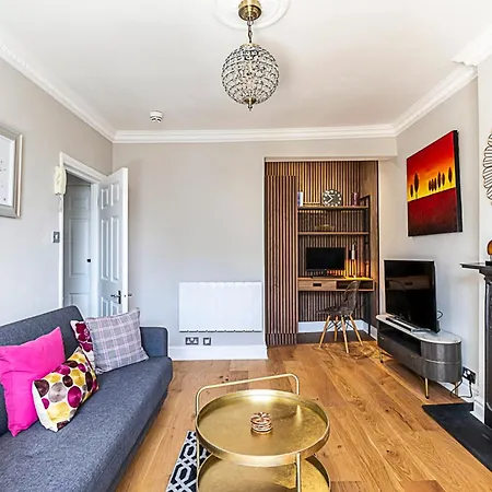 Modern Top-floor Victorian Charm In Kensington London