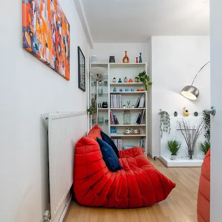 Guestready - Vibrant Near Eye London