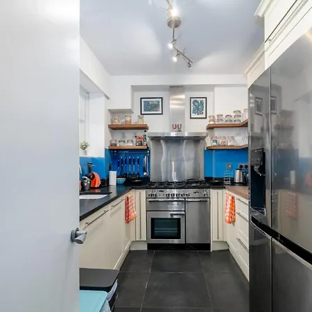Guestready - Vibrant Near Eye London