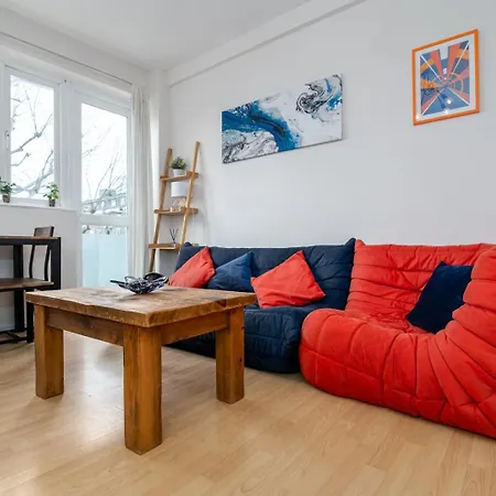 Guestready - Vibrant Near Eye London