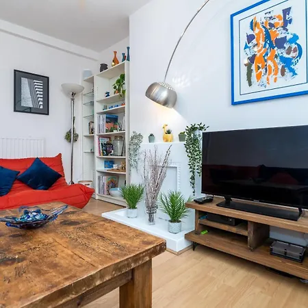 Guestready - Vibrant Near Eye * London