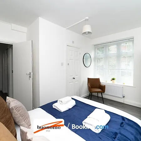 Three Bedroom At Buonomo Short Lets & Serviced With Netflix & Games Londen