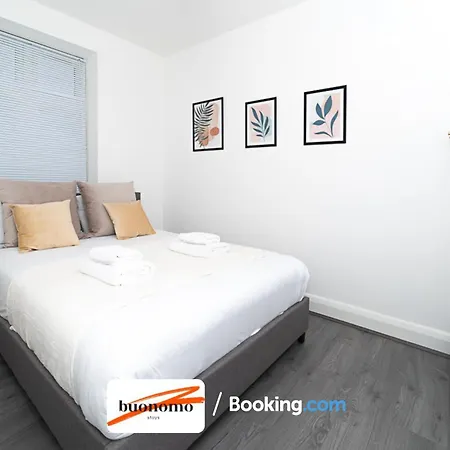 Three Bedroom At Buonomo Short Lets & Serviced With Netflix & Games Apartment London