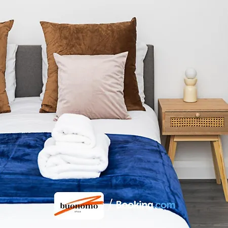 Three Bedroom At Buonomo Short Lets & Serviced With Netflix & Games Appartement Londen