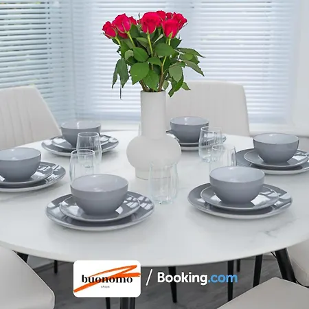 Three Bedroom At Buonomo Short Lets & Serviced With Netflix & Games Appartement Londen