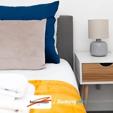 Three Bedroom At Buonomo Short Lets & Serviced With Netflix & Games *